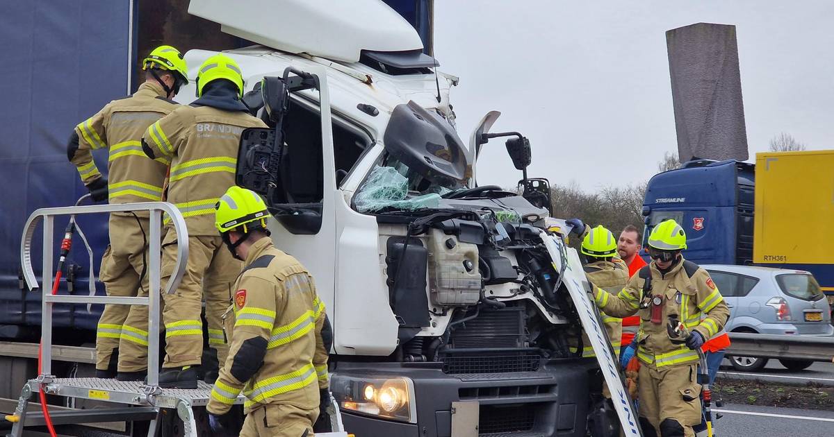 Truckchauffeur zwaargewond bij ongeval: A12 afgesloten, lange files en omleiding.