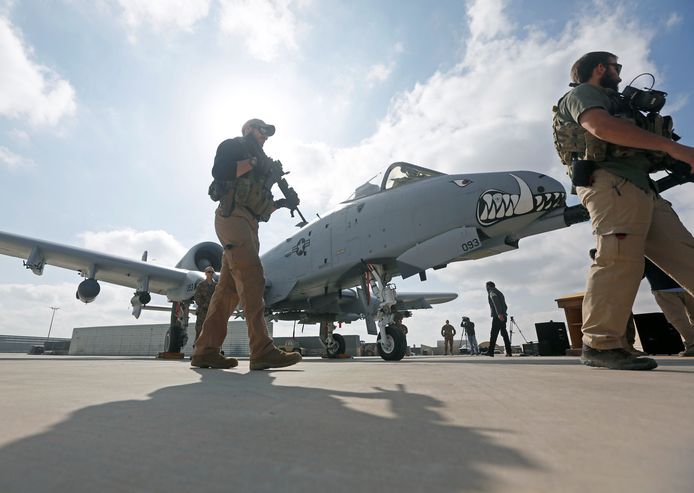 Amerikaanse strijdkrachten bereiden zich voor op een luchtaanval tegen de taliban in Afghanistan.