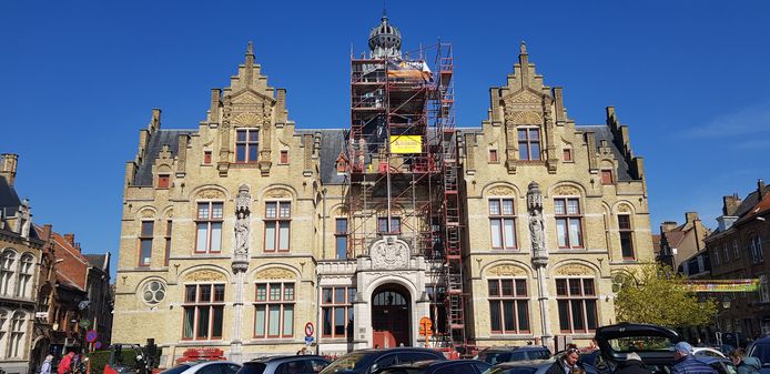 Het gerechtsgebouw in Ieper. Een inbreker die er voor de onderzoeksrechter moest verschijnen, kon ontsnappen. Hij werd echter al snel opnieuw gevat.