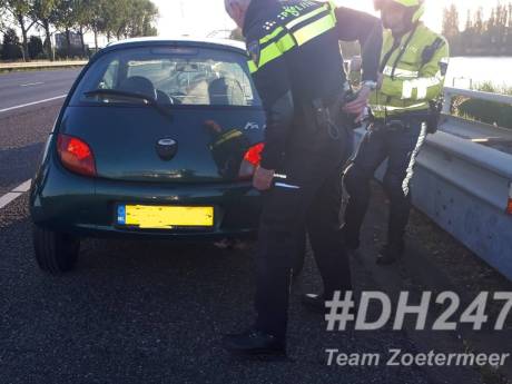 Boeteregen: Onverzekerde automobilist onder invloed rijdt zonder rijbewijs zwalkend en bellend over A12