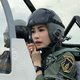 De nieuwe concubine van de Thaise koning staat op de schietbaan en vliegt met een straaljager