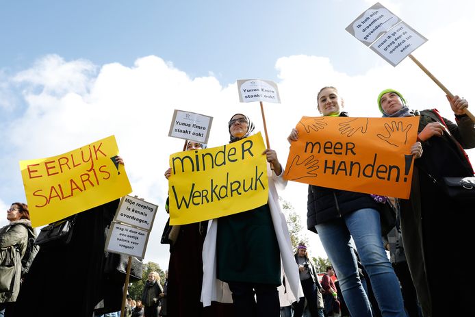 Leraren tijdens een eerdere manifestatie in het Zuiderpark in Den Haag.
