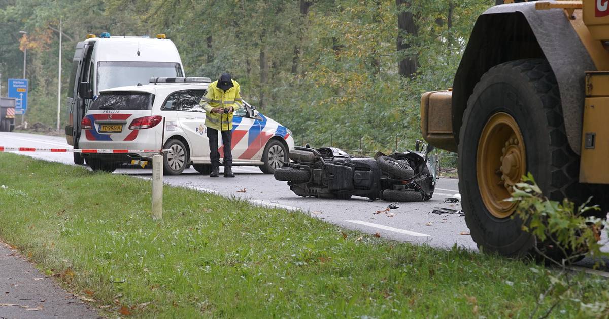 Motorrijder komt om bij botsing met shovel bij Lettele.