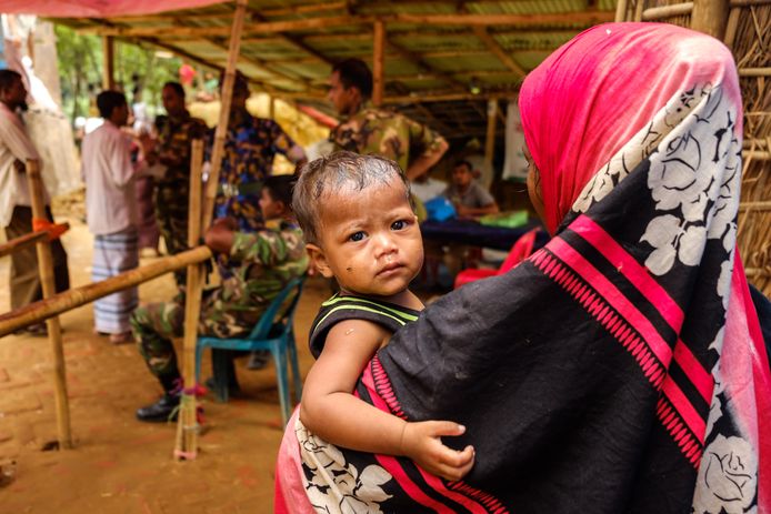 Een vrouw met haar kind in het Kutupalong vluchtelingenkamp voor Rohingya.