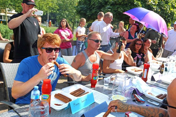 Menno Immink (links) is recordhouder frikandellen eten op Voorne-Putten. Gaat zijn record eraan zondag?