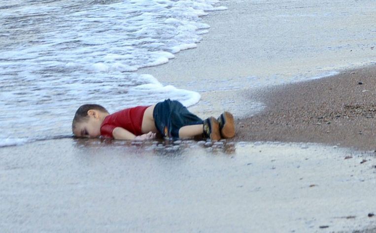 De foto van de dode Aylan, die verdronk toen zijn familie de oversteek van Turkije naar Griekenland wilde maken. Beeld EPA