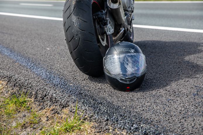 De schade aan de motor en de helm is aanzienlijk
