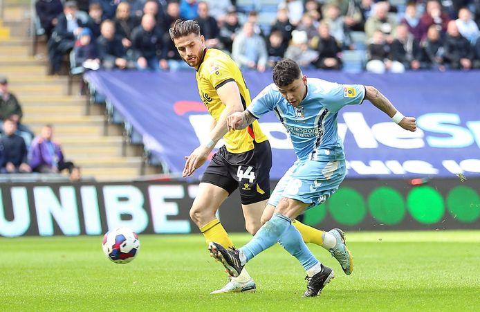 Wesley Hoedt era un difensore del Watford in una partita contro il Coventry City all'inizio di aprile.