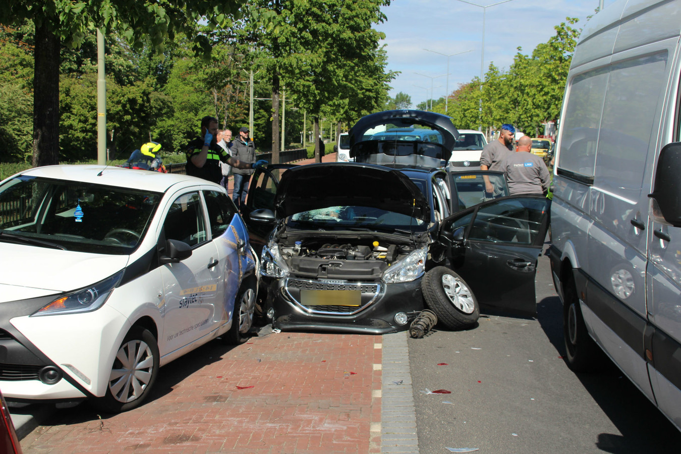 Bestuurster Gewond Na Ongeluk Op Melis Stokelaan Weg Tijdelijk Afgesloten Foto Ad Nl