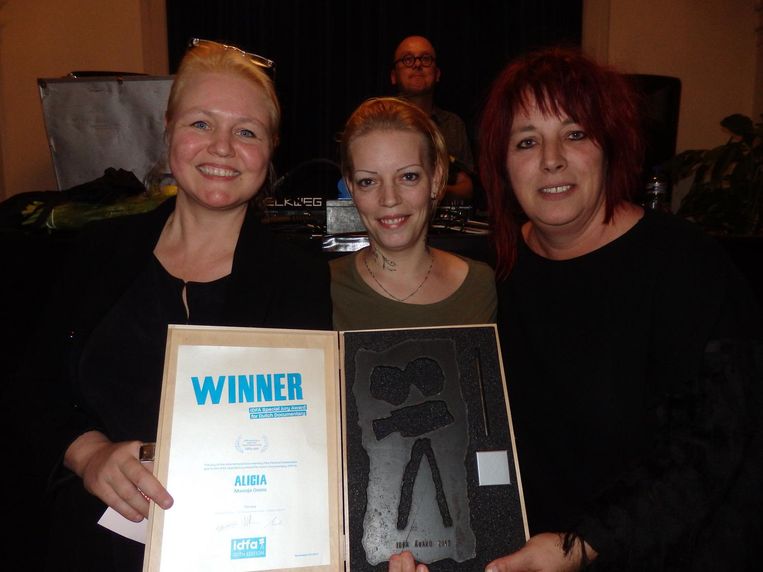 Maasja Ooms wint de Special Jury Award voor Alicia, over een meisje in een tehuis. Naast haar de moeder van Alicia en pedagogisch medewerker Juliëtte van den Brand Beeld Schuim