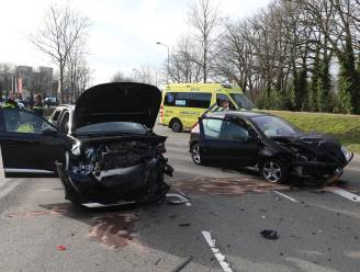 Zes mensen betrokken bij botsing tussen twee auto’s in Barneveld