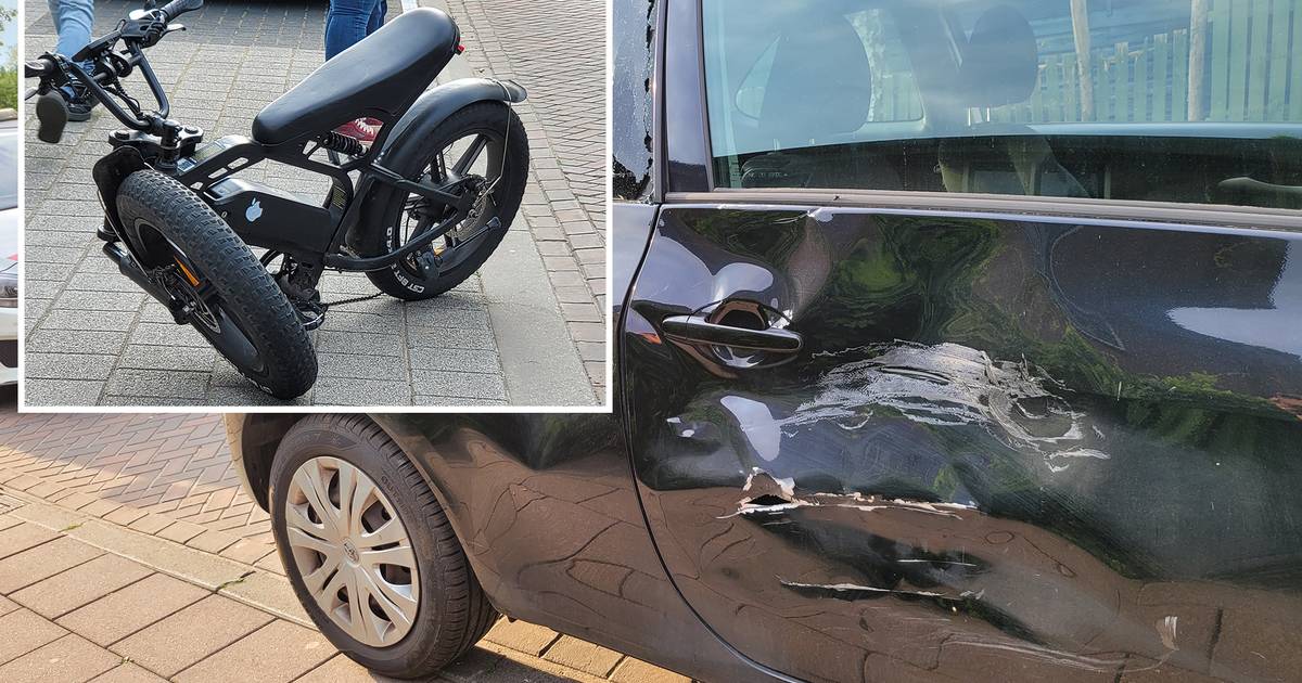 Fietser gewond na aanrijding met auto in Nunspeet, ook zijn fatbike ligt in de kreukels.