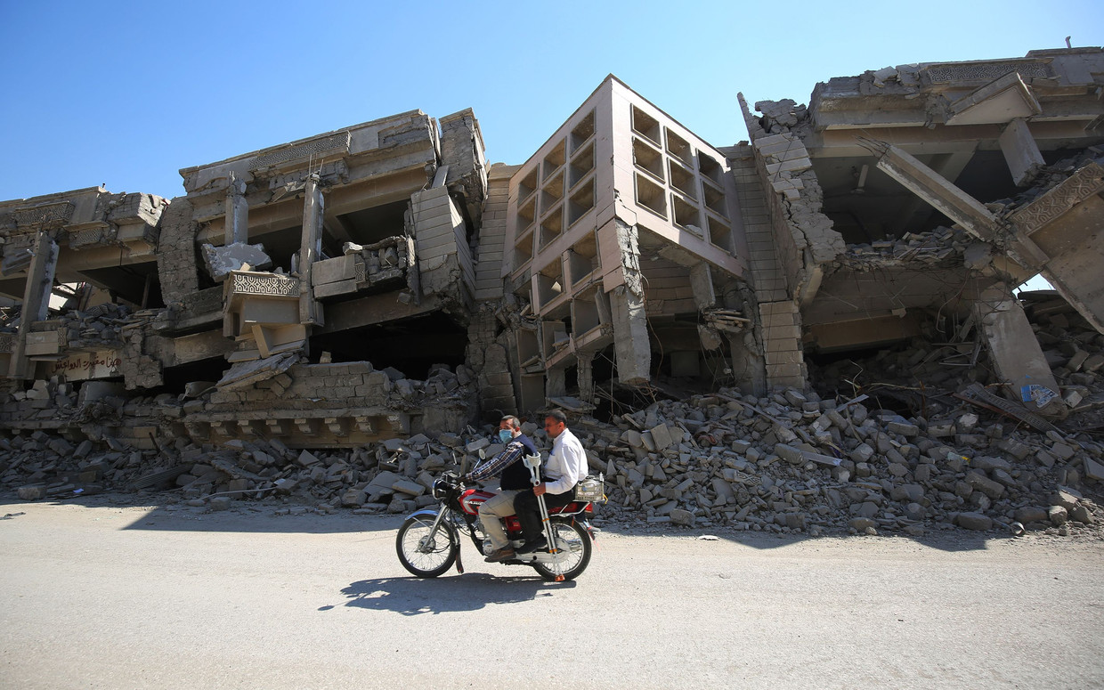 Mosul mag dan een jaar geleden heroverd zijn op IS, de sporen van de strijd zijn nog overal in de stad zichtbaar. Beeld ANP