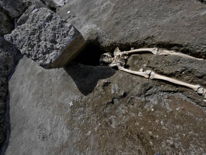 Archeologen stuiten in Pompeii op dramatisch tafereel: skelet van man, onthoofd door steen toen hij zich vergaapte aan vulkaanuitbarsting
