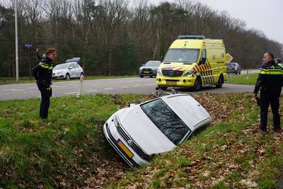 Auto belandt in sloot na aanrijding met wielrenner in Gilze