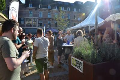 Al jaren samen een biertje drinken op Bierfestival Oudenbosch: ‘600 liter kun je niet alleen opdrink