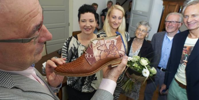 Kan niet lezen of schrijven onze Industrieel Boekel 700-schoenen voor jarige burgemeester | Boekel | bd.nl