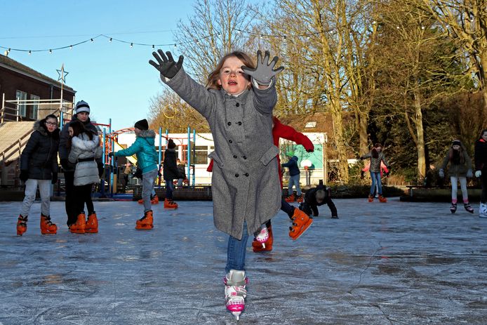 Op basisschool De Driemaster konden de kinderen heerlijk genieten op het ondergelopen schoolplein wat als schaatsbaan dienst deed.