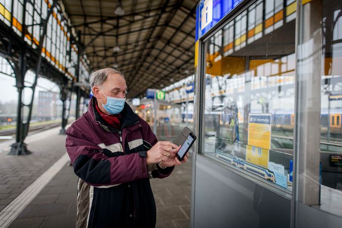 Secretaris Paul Hoogendoorn van de Seniorenraad Hengelo op het perron.