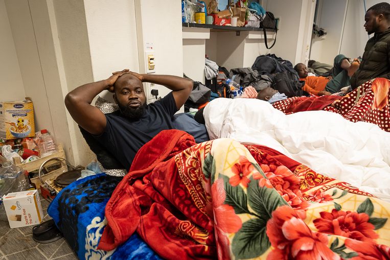 Het vervuilde kraakpand in de Brusselse wijk Schaarbeek was maandenlang een vluchthaven voor asielzoekers, daklozen en mensen zonder verblijfspapieren. Beeld BELGA