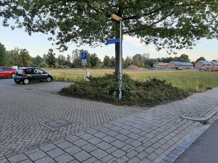 De parkeerplaats bij De Parel met op de achtergrond de plek waar de woningen komen.
