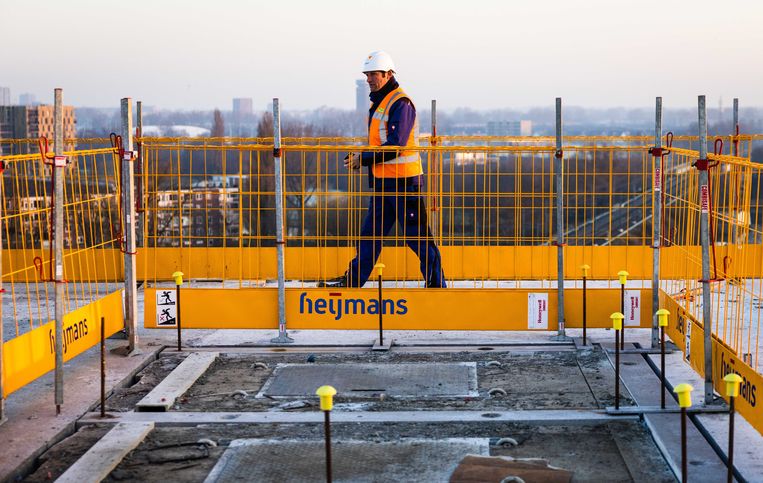 Bouwvakkers aan het werk bij een nieuwbouwproject in Vlaardingen.  Beeld ANP