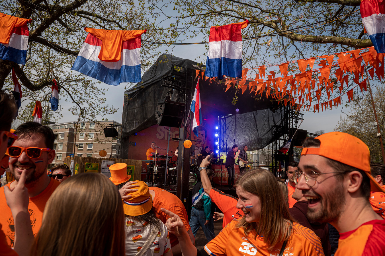 Voor de eerste keer bier uit duurzame bekers in Breda op Koningsdag ...