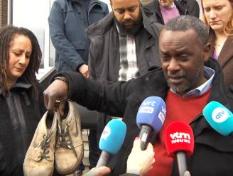  
KIJK. Papa van Sanda Dia toont de schoenen van zijn zoon: “Dit is het enige wat me nog rest van hem” 