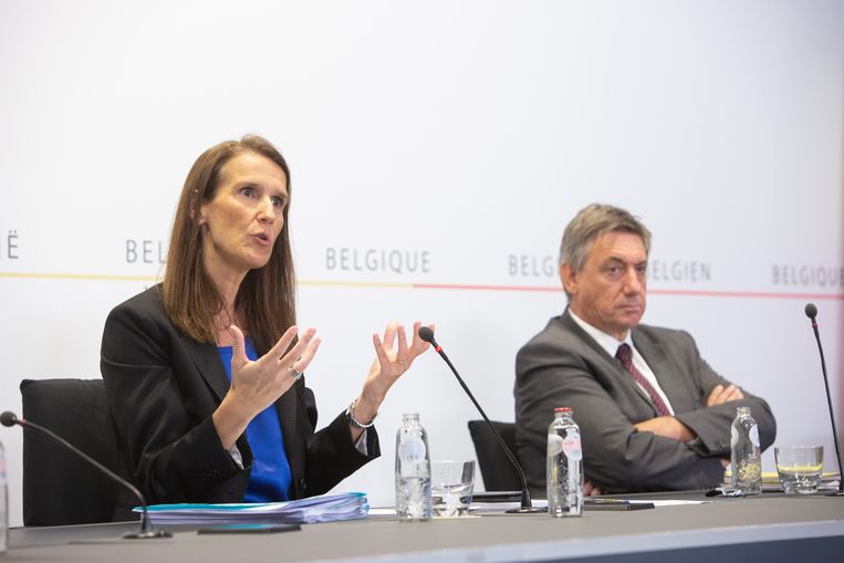 ‘Versoepelingen zijn broodnodig, maar we moeten wel waakzaam blijven’,  zei premier Wilmès. Beeld BELGA