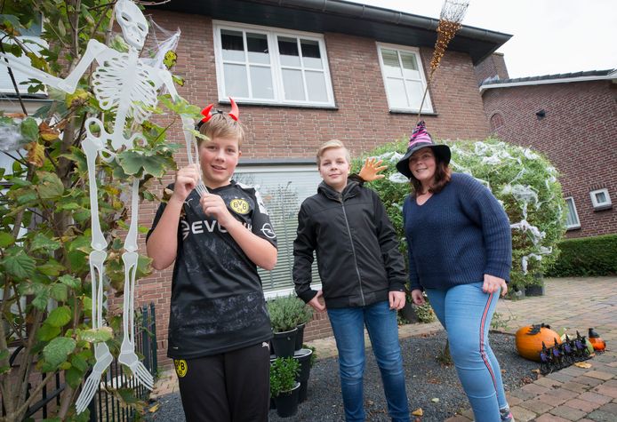 Evaluatie Patch logo Versierde huizen voor Halloween: 'Sommigen noemen het de gezelligste straat  van Hank' | Oosterhout | bndestem.nl