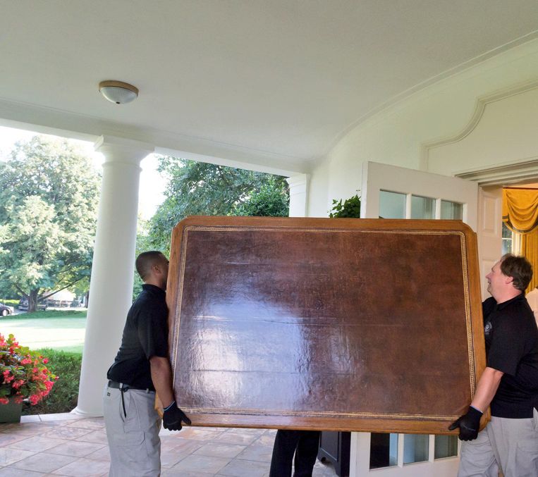 Meubilair van het Witte Huis wordt tijdelijk weggehaald wegens een opknapbeurt van het interieur. Beeld  