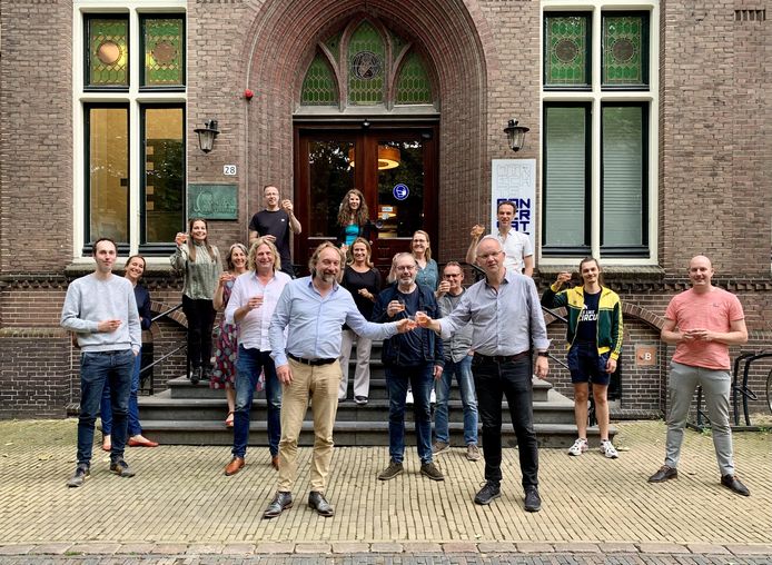 Rien Vroegindeweij (links vooraan), directeur van Muziekschool Zeeland, en directeur Jos Schillings van Conservatorium Utrecht bezegelen hun samenwerking.