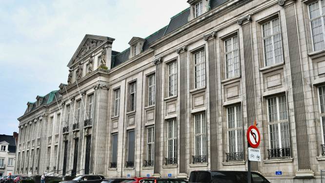 Man steelt auto, mept weerloze kerel in elkaar en gooit fles wodka op auto omdat bestuurder weigert hem naar huis te voeren: 18 maanden celstraf