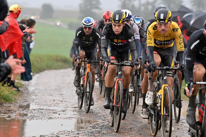 Al op de eerste stroken spatte het peloton uit elkaar. Van Aert was aanvankelijk steeds op de afspraak.