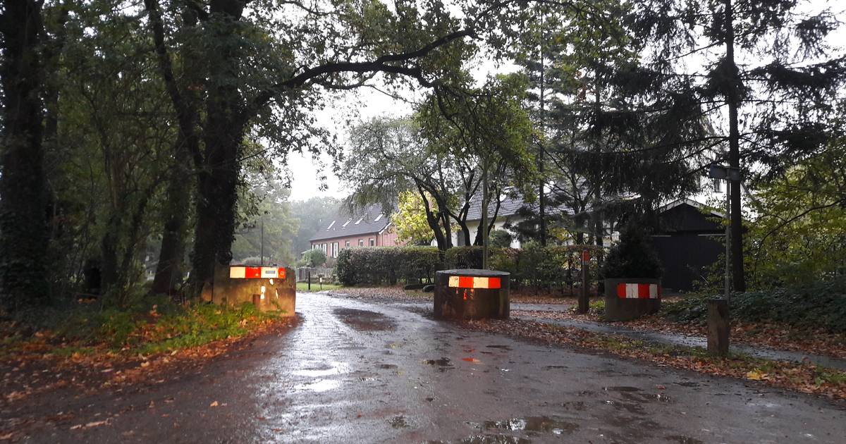 Balen van smalle Grensweg in Langeveen