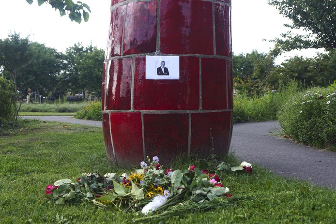 In het Kaipark in Amersfoort is een gedenkplek ingericht voor de overleden misdaadjournalist Peter R. de Vries.