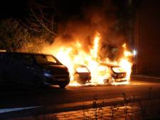 Twee auto’s volledig uitgebrand in Drunen, bestelbusje flink beschadigd 