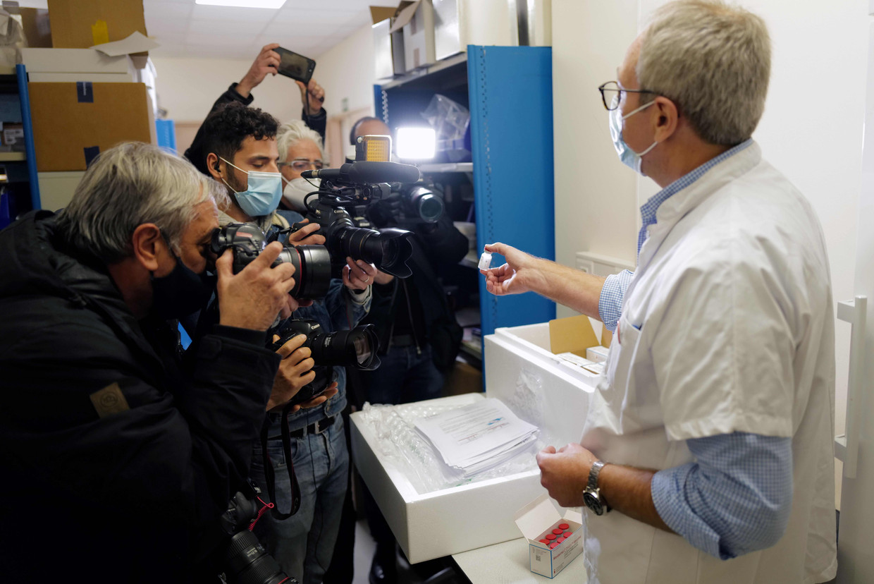 Het Moderna-vaccin wordt gepresenteerd in een ziekenhuis in Nice. Beeld AFP