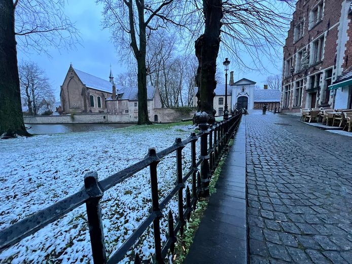 Brugge ontwaakt onder dun laagje sneeuw