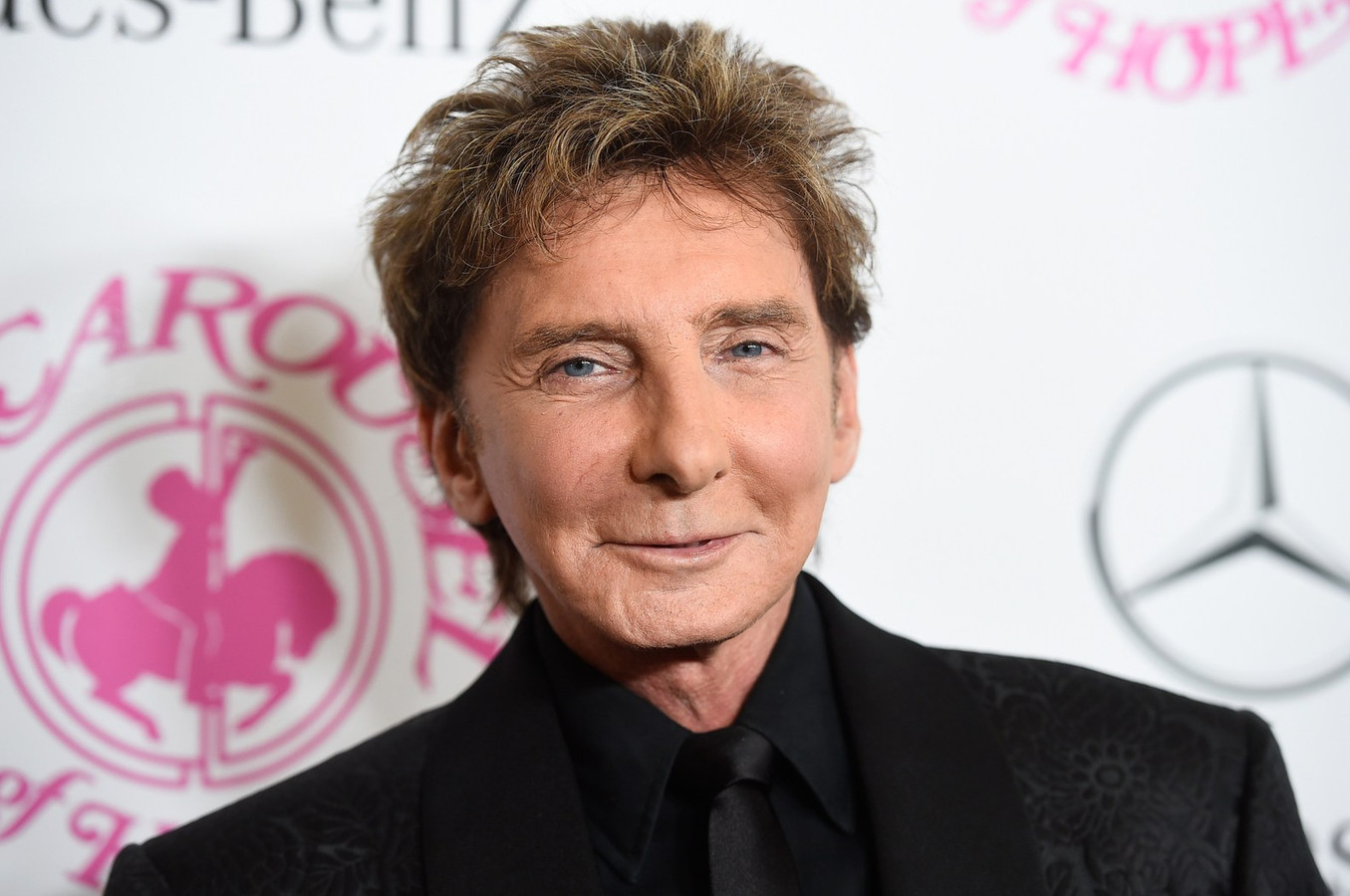 Barry Manilow weer op de been na operaties Foto gelderlander.nl