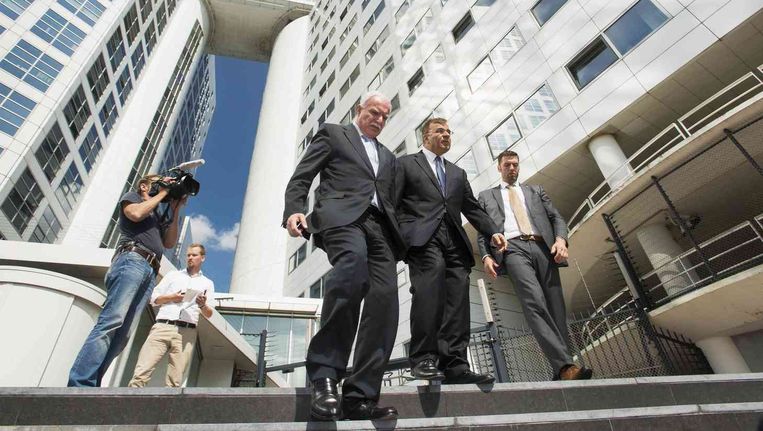 Palestijnse minister van Buitenlandse Zaken, Riad al-Malki (vooraan), verlaat het Internationaal Strafhof in Den Haag. Beeld reuters