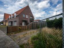 Streep door gemakswinkel met woningen bij entree van Mariahout