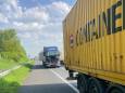 Vrachtwagens botsen op knooppunt Hooipolder, bijna uur vertraging tijdens opruimen brokstukken op A27