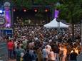 Een van de kasteeltuinconcerten van van vorige zomer. Duizenden mensen komen op het evenement af.