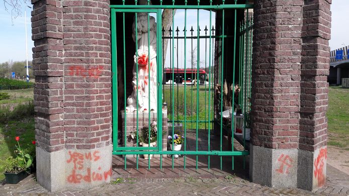 Een paar jaar geleden bekladde een Eindhovenaar veel kerken en kapelletjes in de regio. De politie klopte al snel bij hem aan toen in 2019 urnen en kruisbeelden van kerkhoven verdwenen.