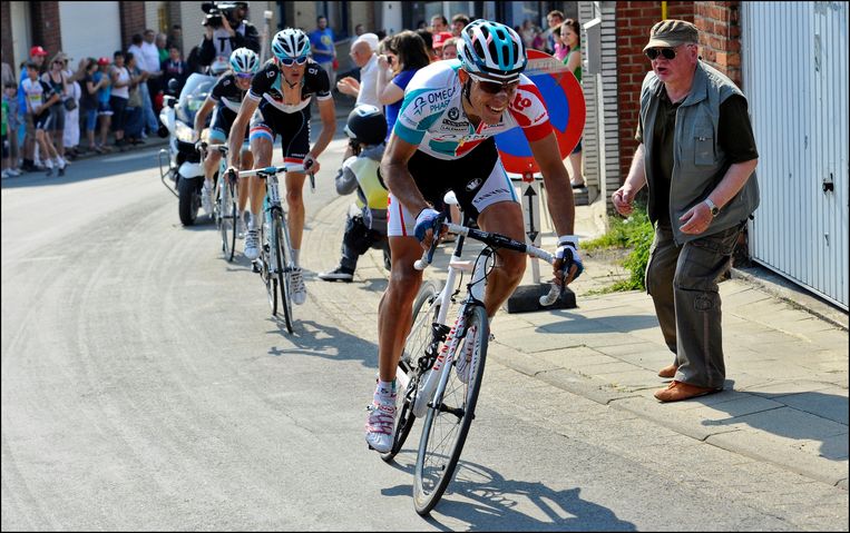 Philippe Gilbert rijdt in 2011 richting de zege in Luik-Bastenaken-Luik, met broers Frank en Andy Schleck in zijn wiel.  Beeld Photo News