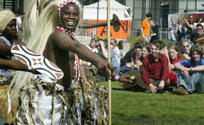 Een optreden van een Afrikaanse dansgroep tijdens het Virus Festival in Eindhoven in 2004.