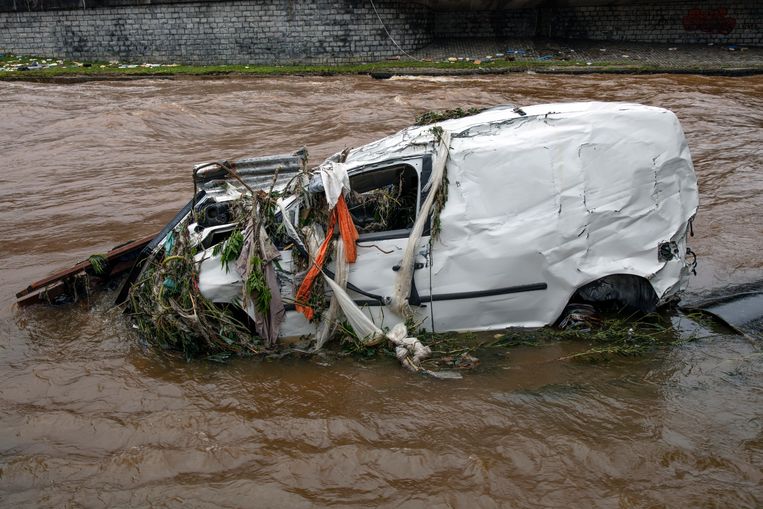 Een auto in de Vesder, de rivier die dwars door Verviers stroomt. Beeld HJ Hunter