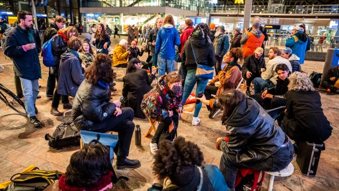 NS zoekt ‘alternatief’ voor bankjes op Rotterdam CS