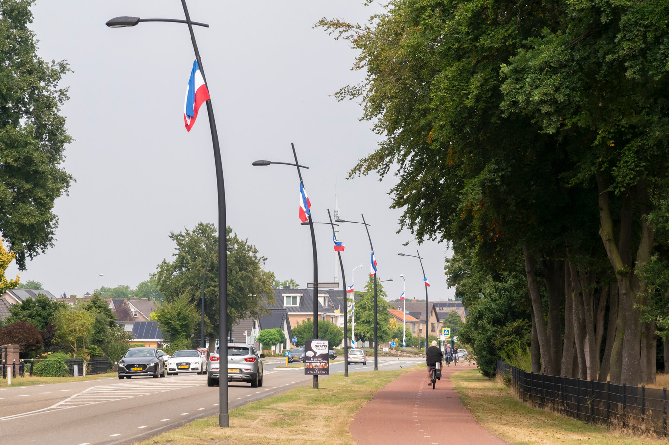 In Putten halen boeren de vlaggen weg in verband met de herdenking van de razzia op 1 oktober.